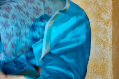 Non l�ho deciso io. Mi ritrovo da sola a casa mia. I muri diventano lo sfondo delle mie emozioni. Non c�&egrave; rabbia, rivalsa. Un nuovo ritmo nasce nel mio cuore E l�energia si muove nel mio corpo. Entro nel silenzio. Mi abbandono alla mia essenza. La maschera si trasforma: da alienante perdita di identit&agrave; a speranza di una libert&agrave; nuova.