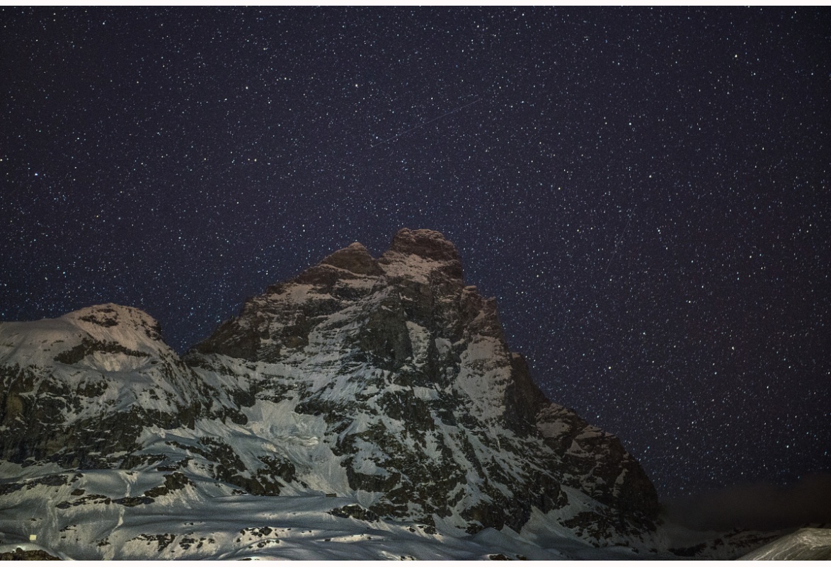 il monte che accarezza le stelle - Foto del Cervino, l'imponente montagna impervia e poco accessibile, emerge dal buio in mezzo ad un manto di stelle
